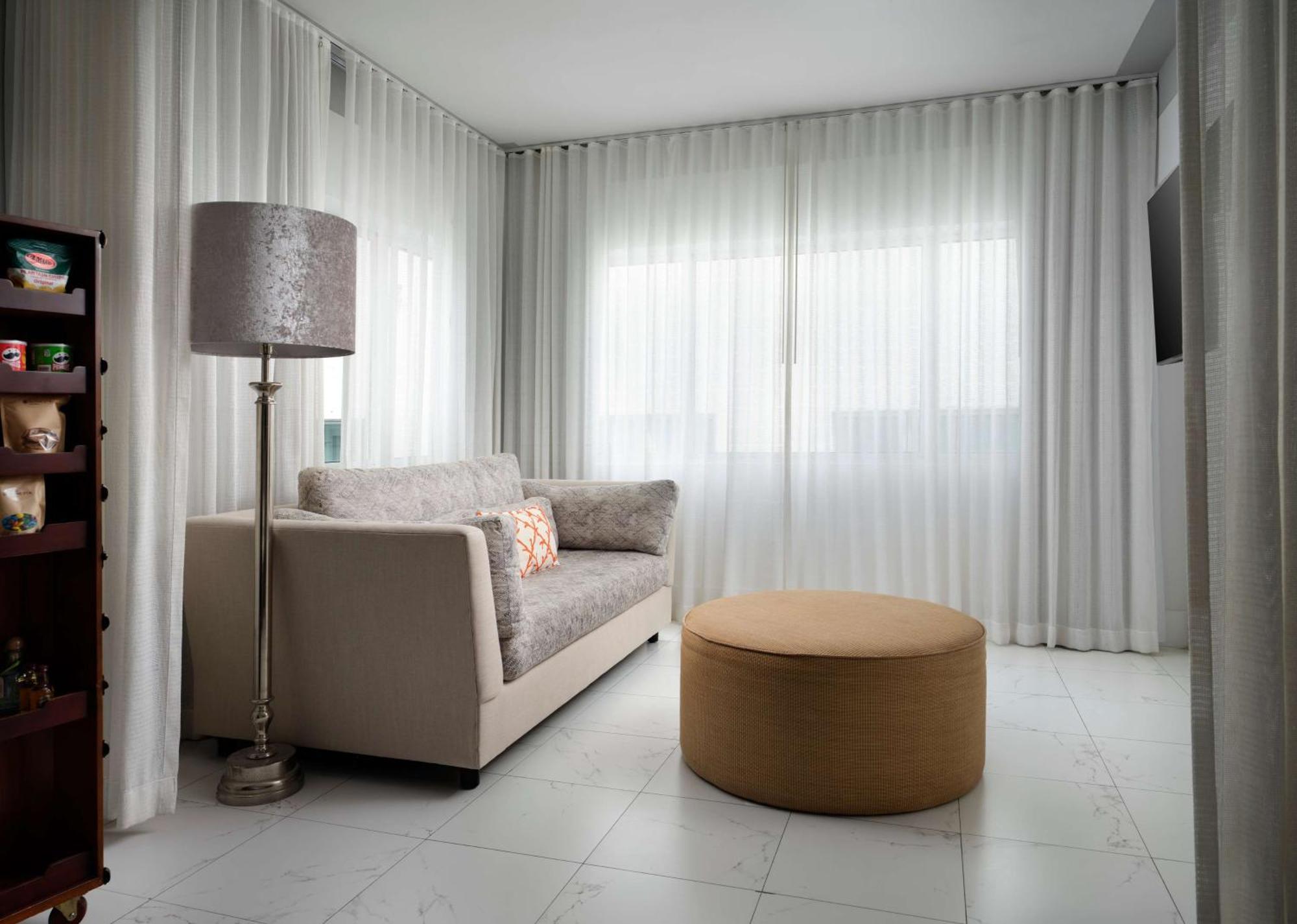 Nautilus Sonesta Μαϊάμι Μπιτς Εξωτερικό φωτογραφία A living room with curtains