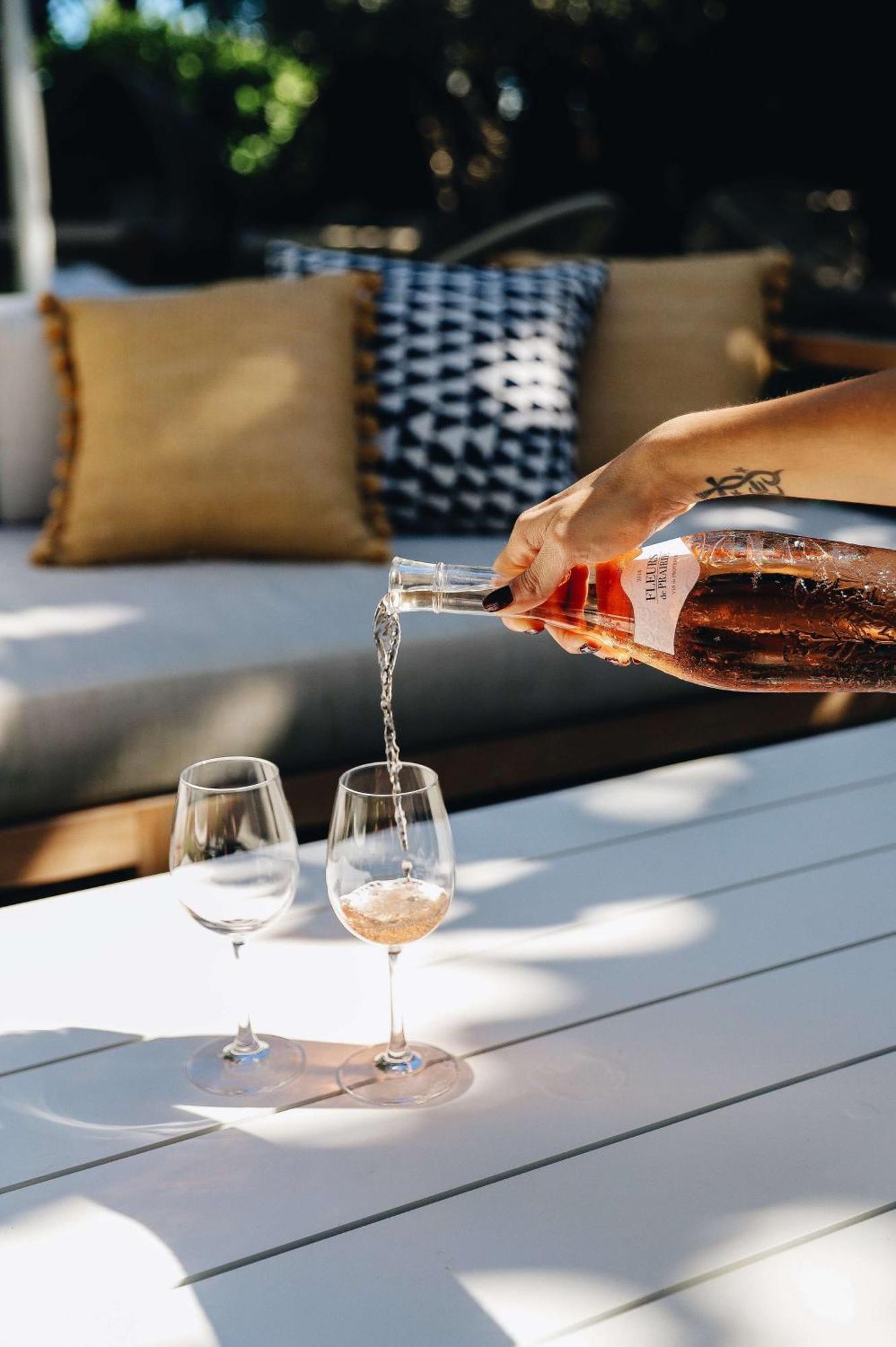 Nautilus Sonesta Μαϊάμι Μπιτς Εξωτερικό φωτογραφία Wine being poured