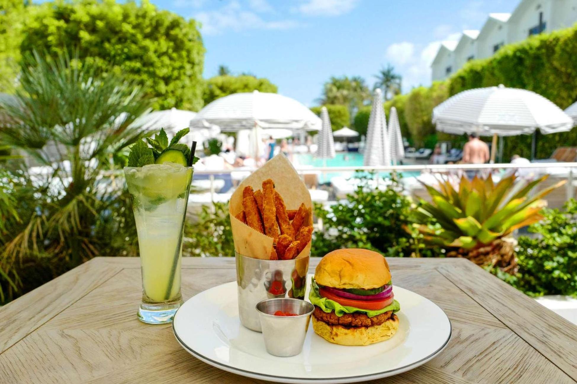 Nautilus Sonesta Μαϊάμι Μπιτς Εξωτερικό φωτογραφία A vegan burger at the Fontainebleau Hotel in Miami Beach, Florida